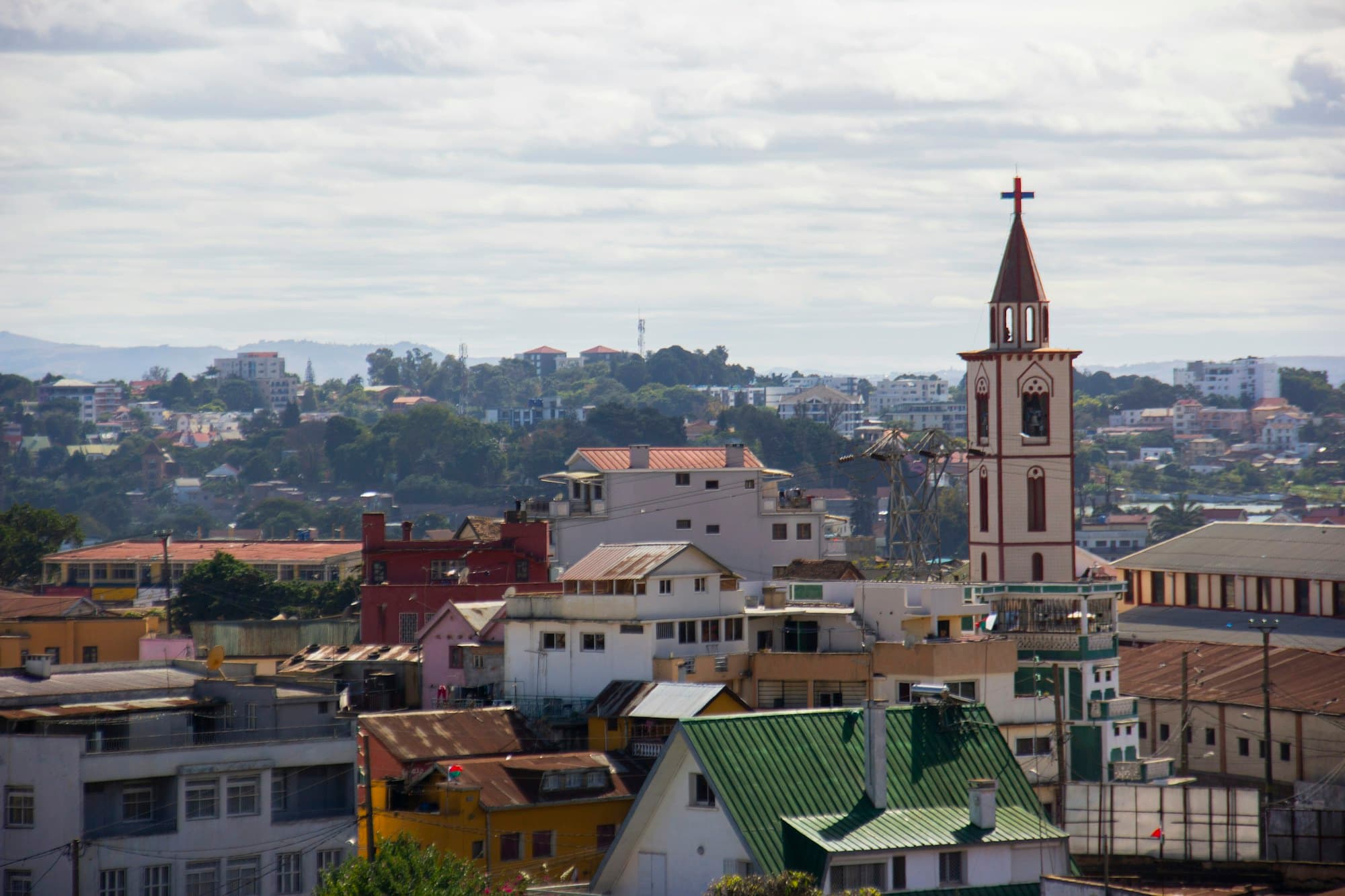 Vue des collines et des toits d'Antananarivo, avec le clocher d'une église